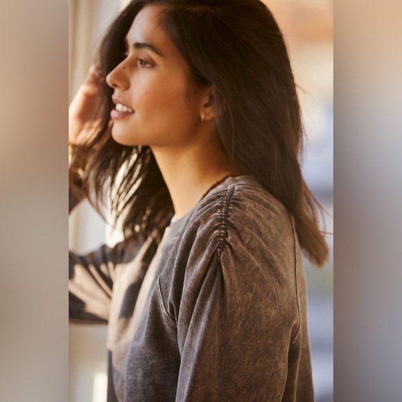 🆕 NWT Anthropologie • T.La Ruched Sweatshirt • Medium • Black - Picture 3 of 14